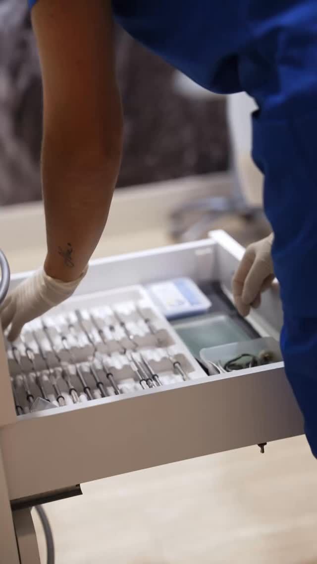 ¡Equipo en acción! 🦷⚡ En nuestra clínica dental, trabajamos duro con dedicación para cuidar de tu sonrisa. ¡Juntos, hacemos que cada visita sea una experiencia de 10! 

📞☎️ Llámanos y agenda tu cita con nosotros.

📍C/Colón de Larreategui 17, Bilbao
📍C/Amezti 7 Bajo, Algorta