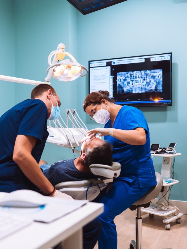 ¡Manos a la obra por tu sonrisa! 🦷💼 

Trabajamos con precisión y cariño para cuidar al máximo cada detalle