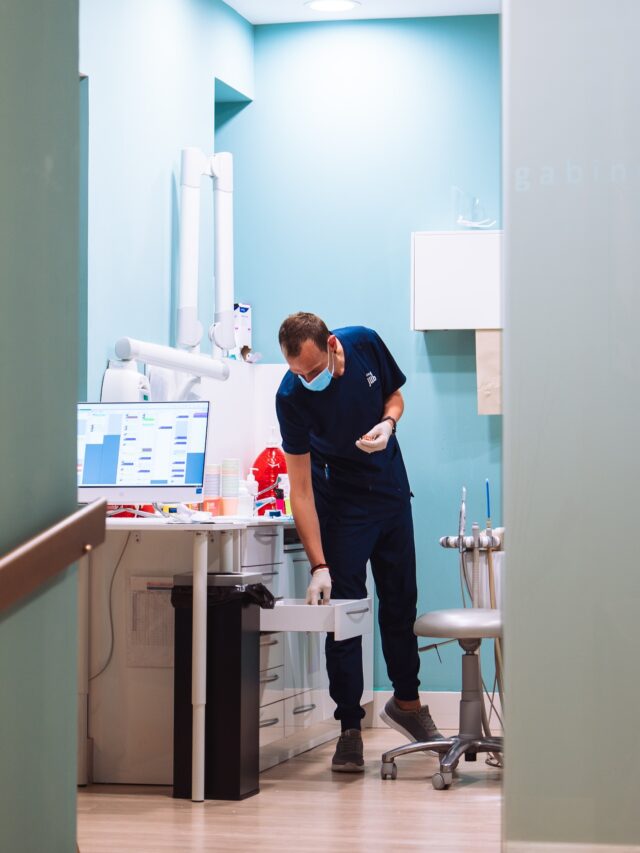 ¡Siempre listo para asistir! 🔍 Buscando lo que el dentista necesita para mantener esas sonrisas brillantes. 😁