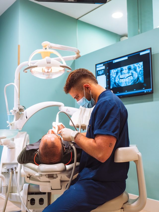 ¡Devuelve la funcionalidad y belleza a tu sonrisa con implantes dentales! 🦷✨ En la consulta, explicamos por qué son clave para tu salud bucal, mejoran tu masticación, confianza y calidad de vida. ¡Una solución duradera para brillar!