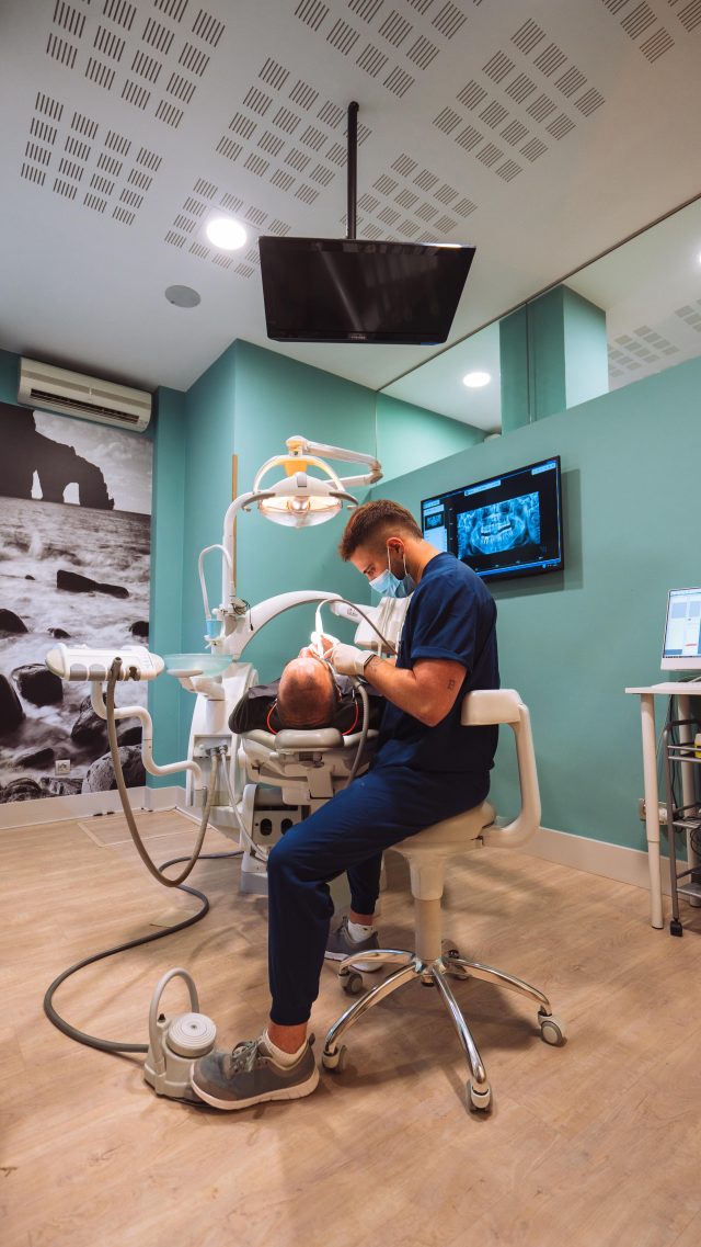 ¡Cuidarte es lo primero! 🦷 Evita una sonrisa como la de Amy Winehouse y visítanos regularmente. 

📞No lo dudes y agenda tu cita con nosotros 

📍C/Colón de Larreategui 17, Bilbao
📍C/Amezti 7 Bajo, Algorta