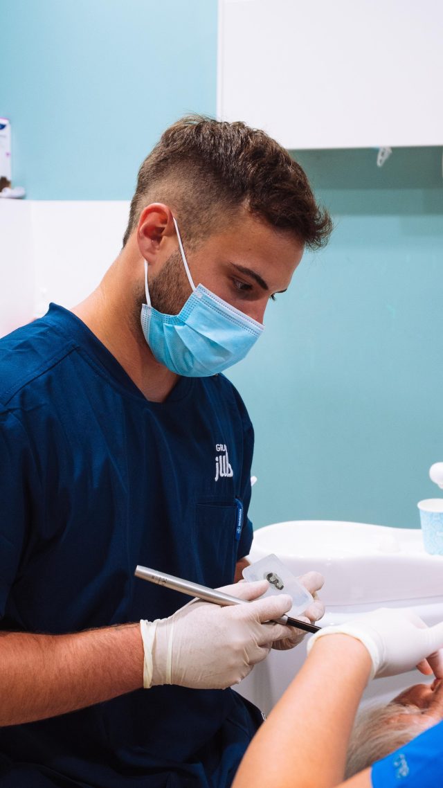 ¡Transforma tu sonrisa sin complicaciones! 😁 Descubre lo fácil que es pasar de una boca problemática a una sonrisa increíble con nuestra cirugía guiada de implantes dentales, ¡sin puntos de sutura! 🦷

📍C/Colón de Larreategui 17, Bilbao
📍C/Amezti 7 Bajo, Algorta