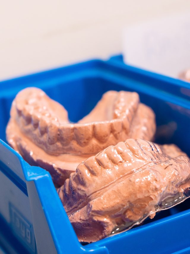 ¡No olvides tus retenedores! 🦷✨ Después de la ortodoncia, son clave para mantener tu sonrisa perfecta. 

📍C/Colón de Larreategui 17, Bilbao
📍C/Amezti 7 Bajo, Algorta