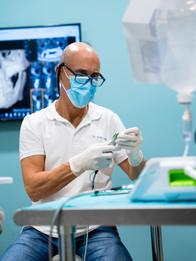 La preparación de cada caso de implantes es clave para el éxito. Planificamos cada detalle antes de la cirugía. 🦷✨

📍C/Colón de Larreategui 17, Bilbao
📍C/Amezti 7 Bajo, Algorta