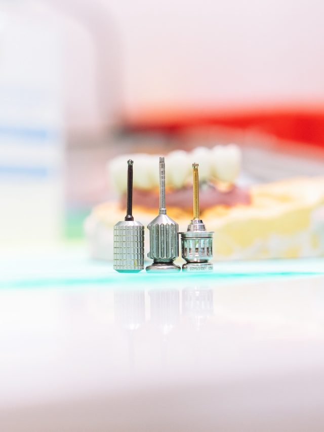 Herramientas listas, sonrisas en proceso. 🦷🔩 ¡Con precisión para colocar tus implantes con cirugía guiada y sin puntos de sutura!

📍C/Colón de Larreategui 17, Bilbao
📍C/Amezti 7 Bajo, Algorta