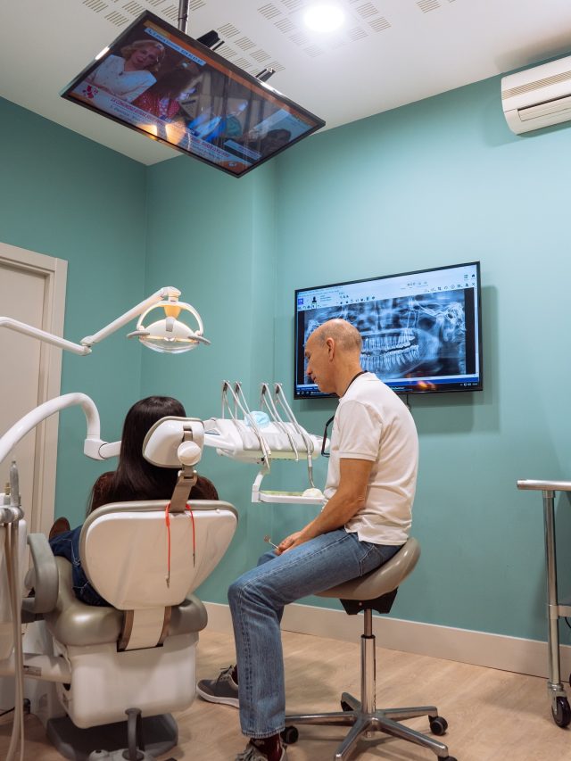 El Dr. Jesús Llona explicando con detalle a una paciente los resultados de su ortopantomografía, ofreciendo un diagnóstico claro y personalizado. 🦷🩻

📍C/Colón de Larreategui 17, Bilbao
📍C/Amezti 7 Bajo, Algorta