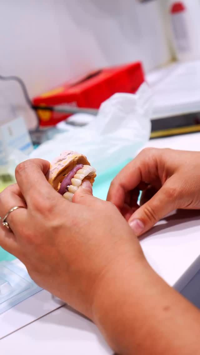 ¡Transformando sonrisas con precisión y cuidado! 🦷 

En Grupo Llona, realizamos implantes dentales con cirugía guiada y sin puntos de sutura para una recuperación más cómoda. 💪 

📍C/Colón de Larreategui 17, Bilbao
📍C/Amezti 7 Bajo, Algorta