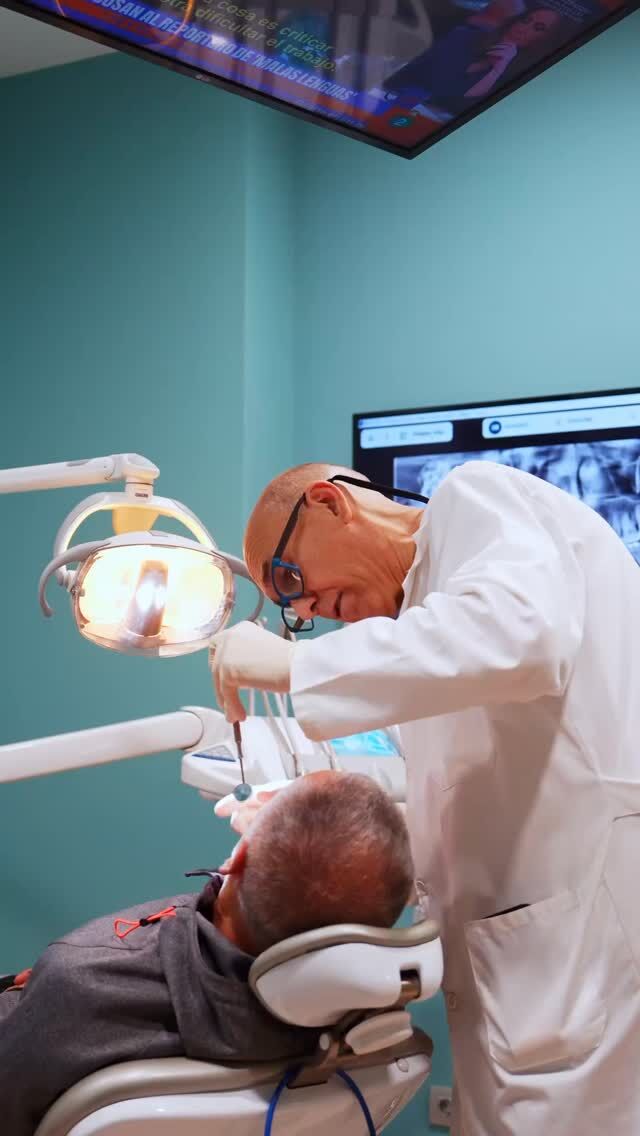Olvídate del miedo a los implantes 🔩 

Con nuestros implantes dentales con cirugía guiada y sin puntos de sutura, tendrás una mejor recuperación. 

Tu nueva sonrisa te espera 💚🦷 

📍C/Colón de Larreategui 17, Bilbao
📍C/Amezti 7 Bajo, Algorta