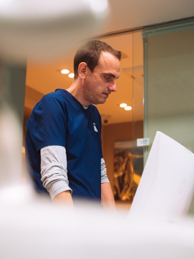 Nueva semana = nuevas oportunidades de sonreír sin complejos. 

Aquí estamos para cuidar cada sonrisa que entra por la puerta. 
¡Que nadie te quite las ganas de empezar con todo! 💪🦷 

📍C/Colón de Larreategui 17, Bilbao
📍C/Amezti 7 Bajo, Algorta