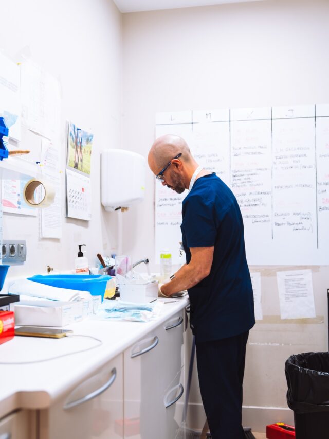 Cuando la limpieza y la seguridad son tan importantes como la sonrisa misma 😷💪 Txema dejando todo listo y perfecto en Grupo Llona.

📍C/Colón de Larreategui 17, Bilbao 
📍C/Amezti 7 Bajo, Algorta