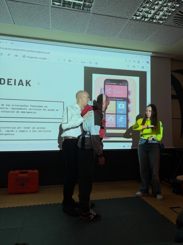 Curso recordatorio de Soporte Vital Básico y Desfibrilación Externa Semiautomática impartido por Ainara de la DYA, gran instructora y curso muy bien aprovechado !