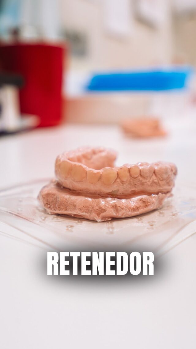 ¿Qué pasa si te dejas el retenedor en casa estas vacaciones? 🏝️ 

✅ 1-2 noches sin él → 99% sin cambios visibles. 
✅ 4-7 días → Posible leve apretón al volver (movimiento sutil). 
✅ Más de 10 días → Riesgo alto de recidiva: dientes que se apiñan, giran o separan. 

📍C/ Colón de Larreategui 17, Bilbao
📍C/ Amezti 7 Bajo, Algorta