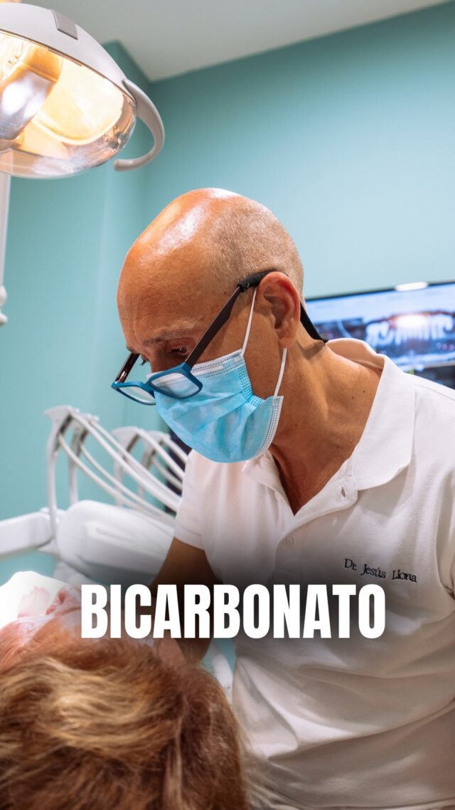 ¿Usas bicarbonato para «blanquear» tus dientes? 😬 
Para que lo sepas: 

❌ NO cambia el color real del diente 
❌ Es abrasivo
❌ Puede provocar sensibilidad permanente 

📍C/Colón de Larreategui 17, Bilbao
📍C/Amezti 7 Bajo, Algorta