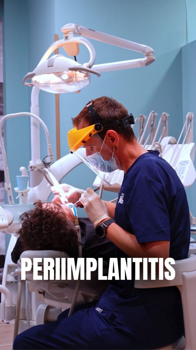 ⚠️ ¿Sabías que la periimplantitis es una de las principales causas de pérdida de implantes dentales?
�Se trata de una inflamación e infección alrededor del implante que afecta la encía y el hueso. La buena noticia: ¡se puede prevenir con una higiene excelente y revisiones periódicas! 🦷

📍C/Colón de Larreategui 17, Bilbao
📍C/Amezti 7 Bajo, Algorta