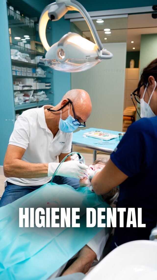 ¿Estás pasando por alto estas señales? Es hora de una limpieza dental profesional.�
Aquí los principales signos de que necesitas una:�🩸 Sangrado de encías al cepillar o usar hilo dental.�😷 Mal aliento persistente (aunque te cepilles bien).�🔴 Encías rojas, hinchadas o sensibles.�🟡 Dientes amarillos o sensación de “suciedad” aunque te laves.�
📍C/Colón de Larreategui 17, Bilbao
📍C/Amezti 7 Bajo, Algorta