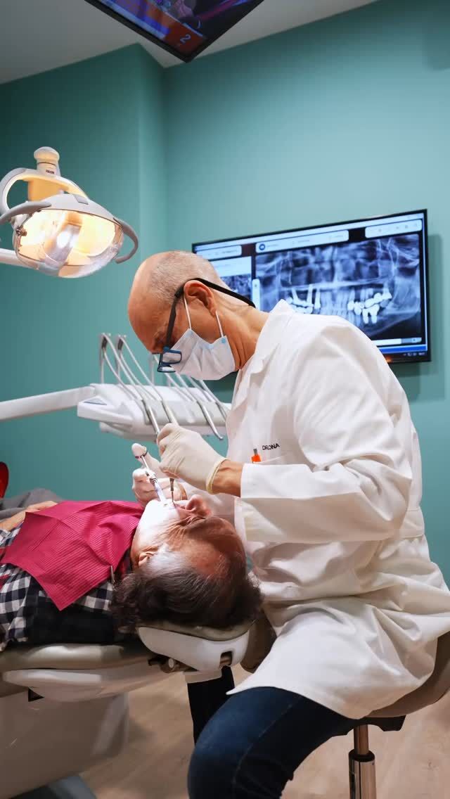 En Grupo Llona colocamos implantes dentales con cirugía guiada y sin puntos de sutura.

✅ Precisión milimétrica
✅ Menos inflamación
✅ Recuperación más rápida
✅ Mayor comodidad para ti

📍C/Colón de Larreategui 17, Bilbao
📍C/Amezti 7 Bajo, Algorta