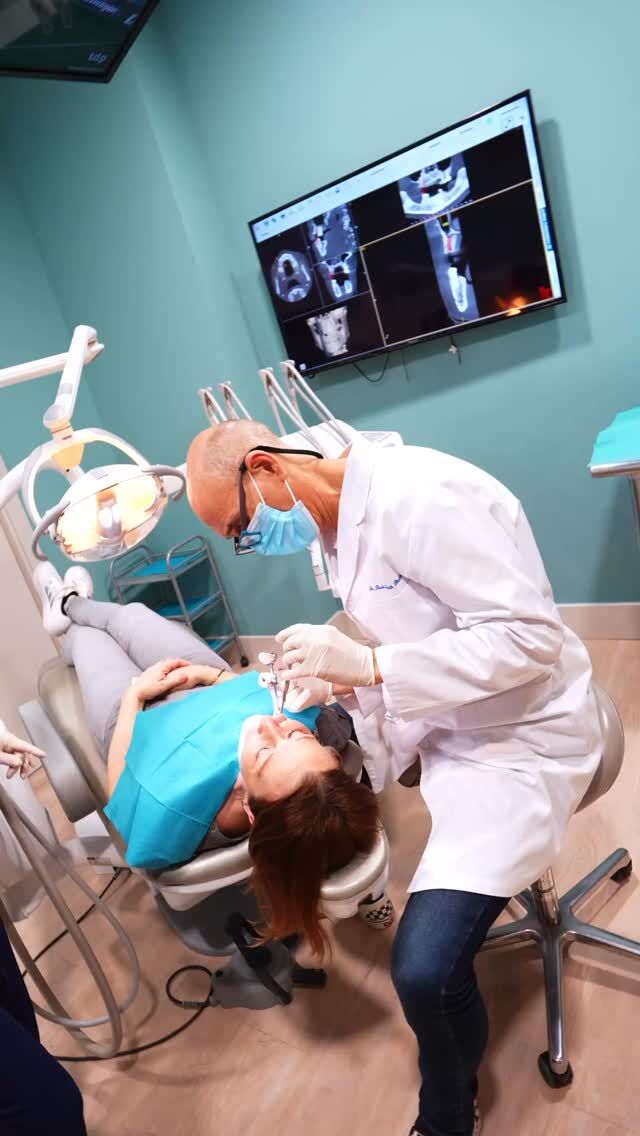 ✨ No se trata solo de una sonrisa. Se trata de volver a mirarte con confianza.

En Grupo Llona unimos experiencia y cercanía para cuidar cada detalle de tu sonrisa.

📍C/Colón de Larreategui 17,  Bilbao 
📍C/Amezti 7 Bajo, Algorta