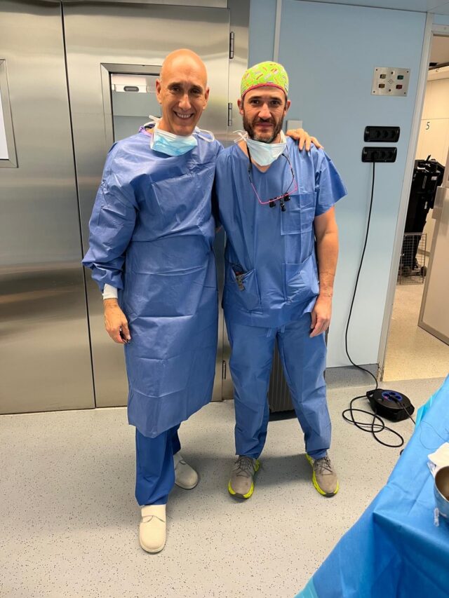 El pasado lunes realizamos dos cirugías en colaboración con el Dr. David Saura, implantologo de referencia y experto en rehabilitaciones de arcadas completas. Estos trabajos nos llenan de orgullo.