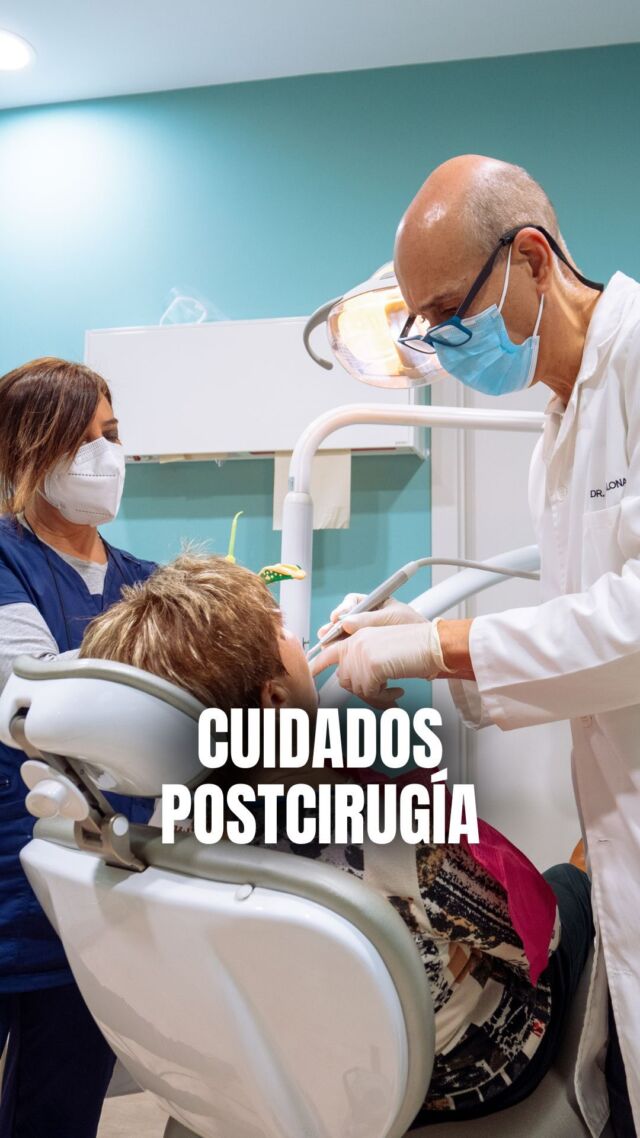 🦷 ¿Acabas de salir de una cirugía oral? ¡Esto es lo que DEBES hacer! ⬇️
✅ Descansa y mantén la cabeza elevada las primeras 24-48 h
✅ Aplica hielo intermitente (15 min sí / 15 min no)
✅ Come solo alimentos blandos y fríos/tibios (yogur, puré, batidos… ¡sin pajita!)
✅ Toma los analgésicos y antibióticos exactamente como te indicaron
✅ No escupas, no uses pajitas, no fumes y evita el alcohol
✅ Enjuagues suaves con agua con sal a partir del día 2 (si tu dentista lo autoriza)
✅ Cepilla con mucho cuidado y lejos de la zona operada

📍C/Colón de Larreategui 17, Bilbao
📍C/Amezti 7 Bajo, Algorta