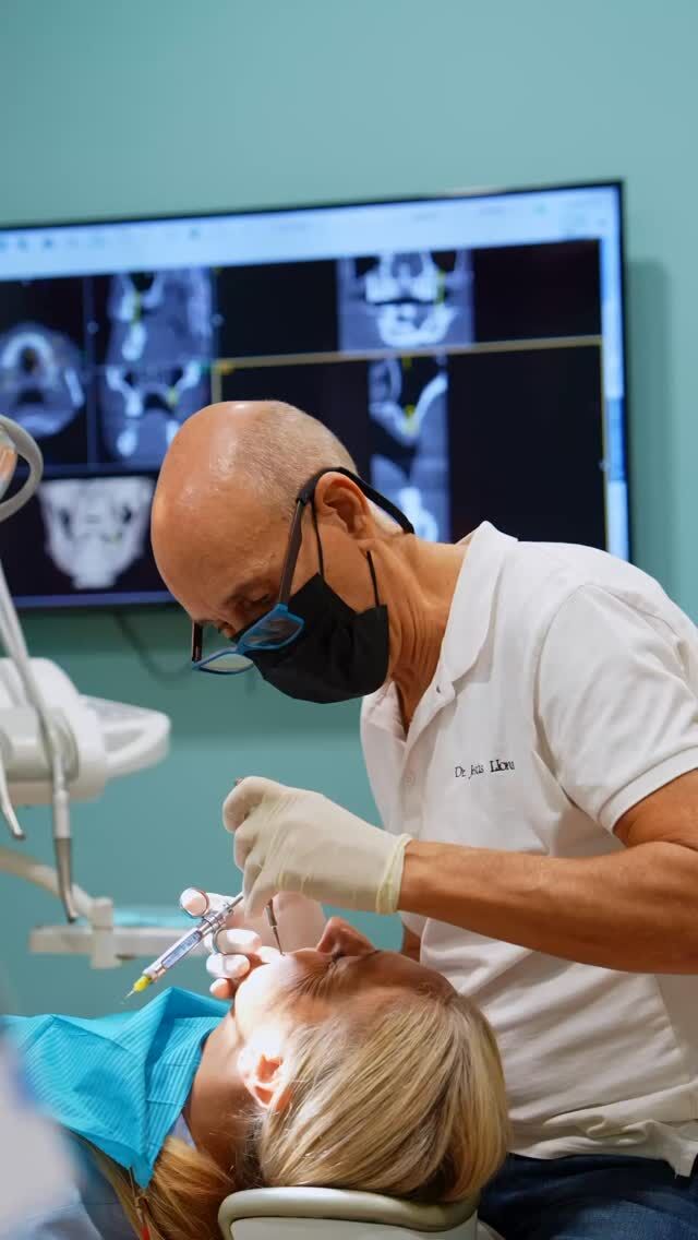¿Imaginas ponerte un implante dental sin puntos de sutura?
Con nuestra cirugía guiada es posible.

Reserva tu cita de valoración y descubre cómo podemos ayudarte.

📍C/Colón de Larreategui 17, Bilbao
📍C/Amezti 7 Bajo, Algorta