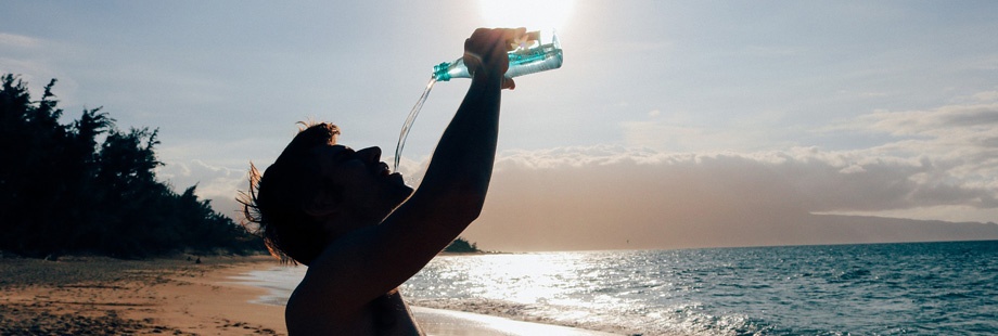 Hidratarse 1 de 10 consejos salud bucodental en verano